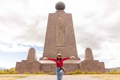 Quito: Mitad del Mundo, Monumento, Museodel Sol, and Cráter