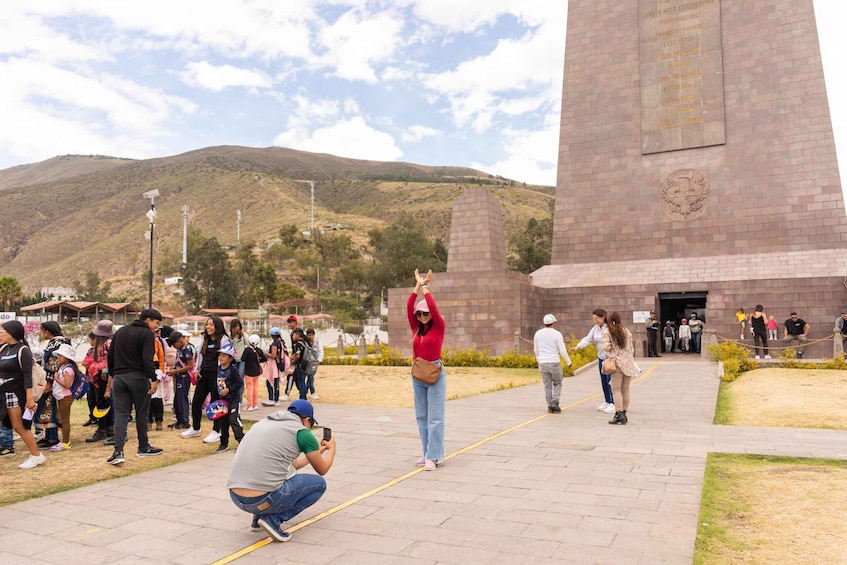 Picture 6 for Activity Quito: Mitad del Mundo, Monumento, Museodel Sol, and Cráter