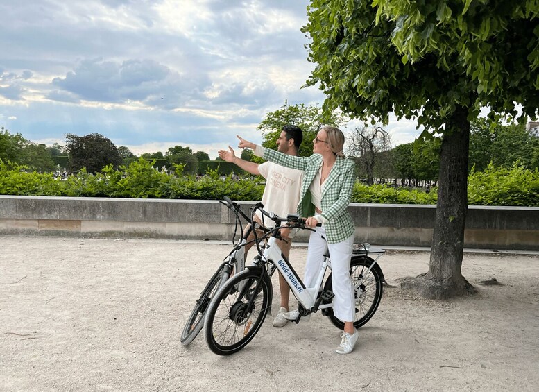 Paris: Afternoon E-Bike Guided Small Group Tour