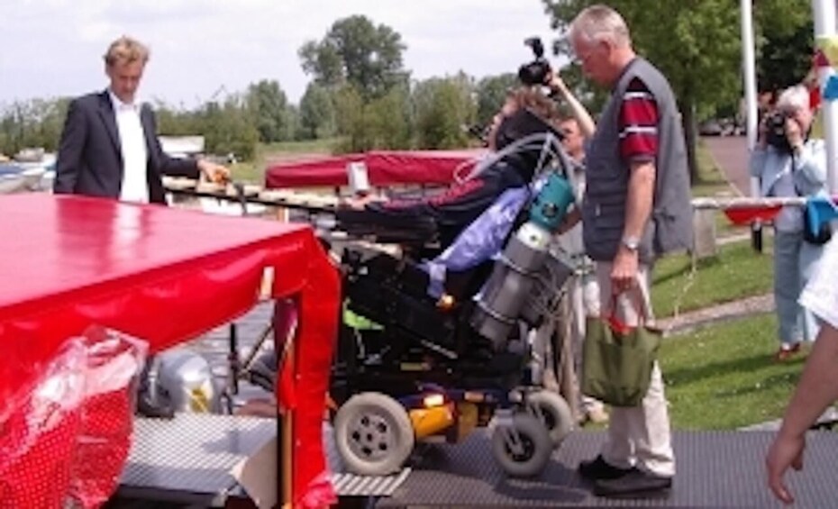 Picture 7 for Activity Giethoorn: Canals & Weerribben-Wieden Lake Guided Boat Tour