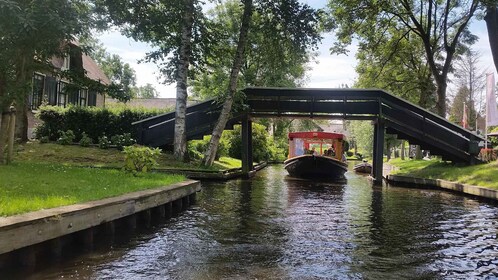 Giethoorn: Canals & Weerribben-Wieden Lake Guided Boat Tour