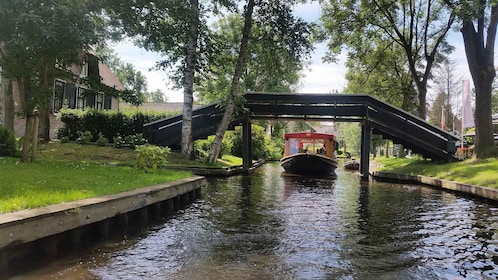 Giethoorn: Canals & Weerribben-Wieden Lake Guided Boat Tour