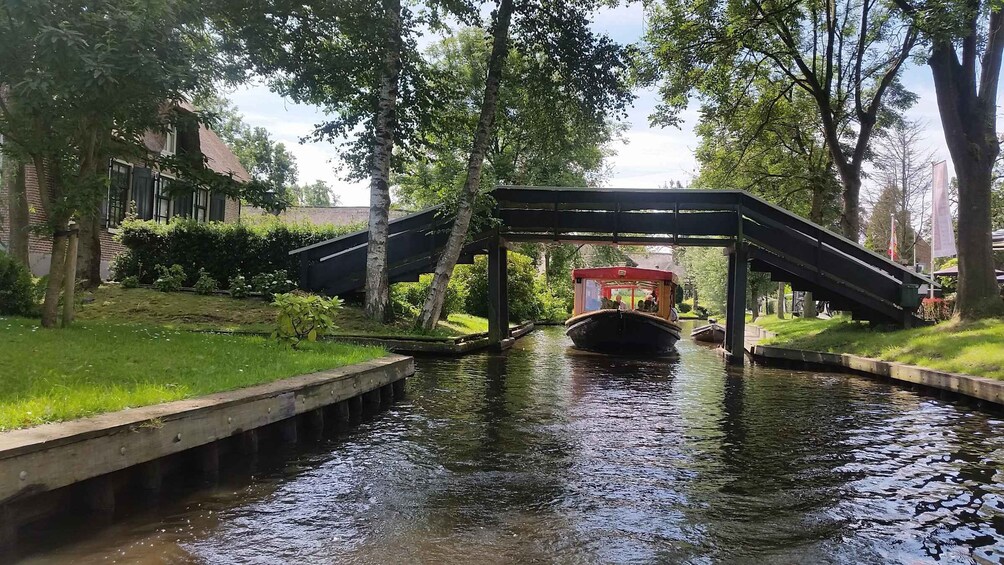 Giethoorn: Canals & Weerribben-Wieden Lake Guided Boat Tour