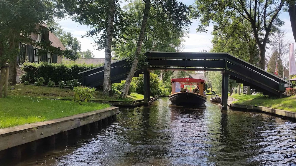 Giethoorn: Guided Boat Tour City and Lake Sightseeing