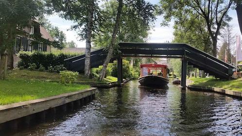 Giethoorn: Canals & Weerribben-Wieden Lake Guided Boat Tour