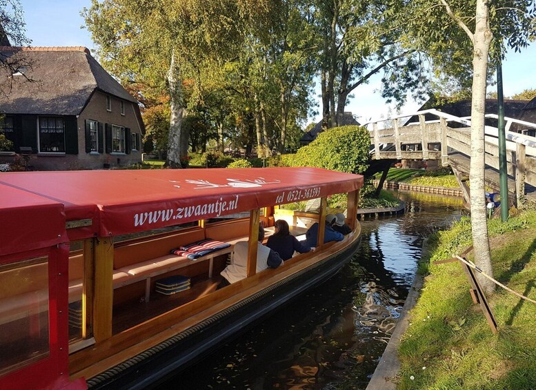 Picture 6 for Activity Giethoorn: Guided Boat Tour City and Lake Sightseeing