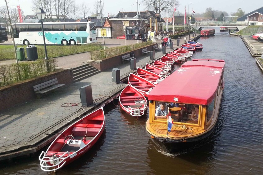 Picture 5 for Activity Giethoorn: Guided Boat Tour City and Lake Sightseeing