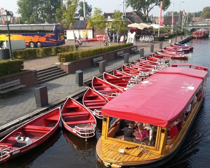 Picture 8 for Activity Giethoorn: Guided Boat Tour City and Lake Sightseeing