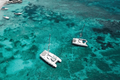 Paros: crucero privado en catamarán con comida, bebidas y SUP