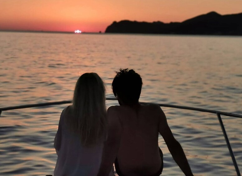 Fira: Private Sunset Cruise with BBQ, Drinks and Hot Springs