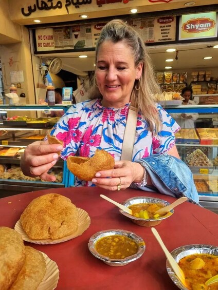 Agra: Evening City Sightseeing & Local Food Taste Tour