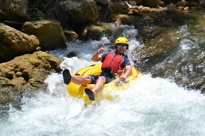 Ocho Rios: River Tubing & Bamboo Beach Club VIP Zugang