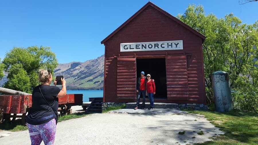 From Queenstown: Half Day Trip to Glenorchy by Coach