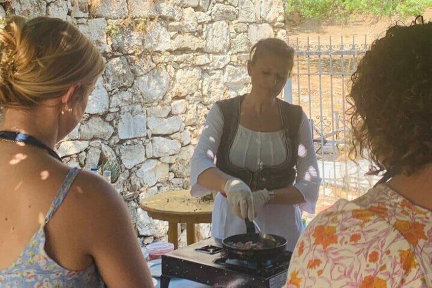 Heraklion: Cretan Private Cooking Lesson with Dinner in Arolithos