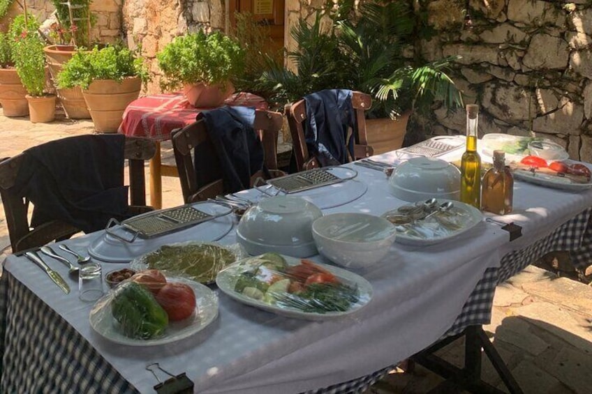 Heraklion: Cretan Private Cooking Lesson with Dinner in Arolithos