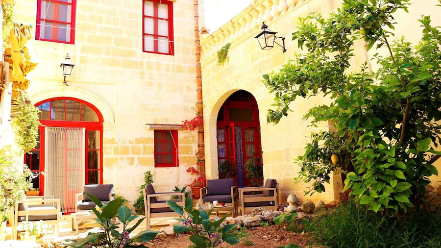 Gozo: Traditional and Local Breakfast in a Historic building