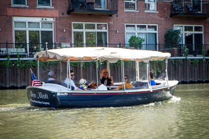 Architektur und Geschichte des Chicago River auf einer privaten Bootstour