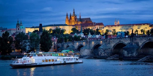 Prague : Dîner du soir sur la rivière Vltava croisière