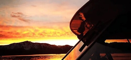 Lago Tahoe: crucero panorámico al atardecer con bebidas y aperitivos