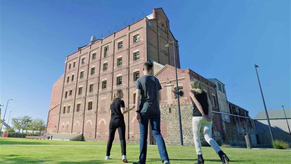 Port Adelaide: Walking Tour with Food Tasting & Drinks