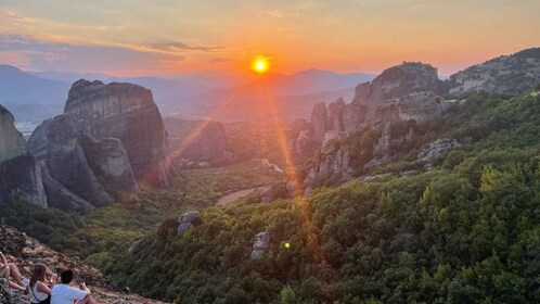 Kalabaka o Kastraki: recorrido al atardecer en Meteora