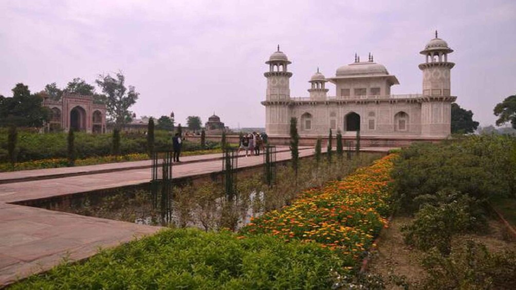 Picture 3 for Activity From Delhi : Overnight Agra City Tour With Fatehpur Sikari