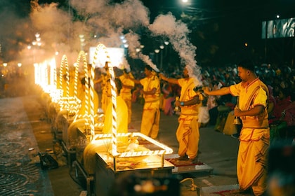 พารา ณ สี: ล่องเรือยามค่ำคืน พิธี Aarti และอาหารค่ำ