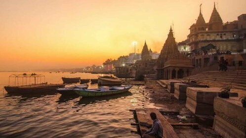 Varanasi: Nächtliche Bootsfahrt, Aarti-Zeremonie und Abendessen