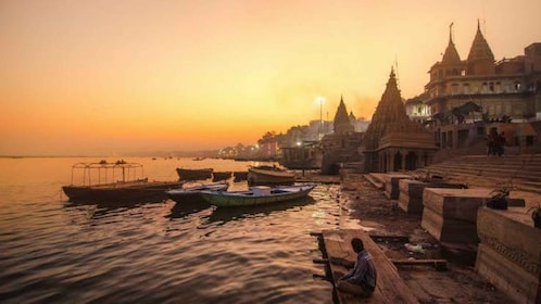 Varanasi : Promenade nocturne en bateau, cérémonie de l'Aarti et dîner