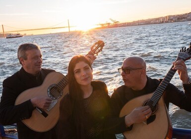 Lisbon: Pesiar Perahu dengan Pertunjukan Fado Langsung dan Minuman