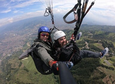 Gleitschirmfliegen in Medellin mit Transport und kostenlosen Videos