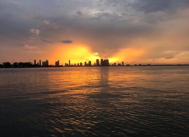 Miami: Private Sunset Boat Tour with Bottle of Champagne