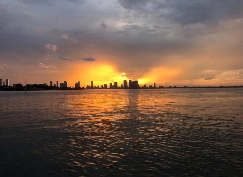 Miami: Private Sunset Boat Tour with Bottle of Champagne