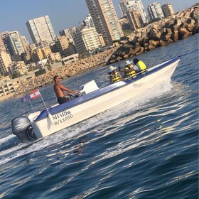 Beirut: Excursión en barco al atardecer en Pigeon Rocks con bebida y aperit...