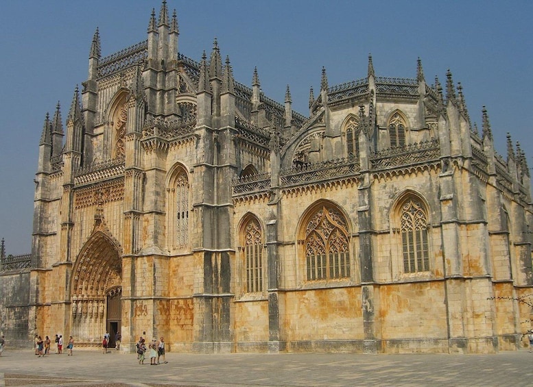 Private Full-day Tour to Fátima Nazaré and Óbidos