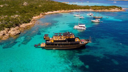 From Cannigione: La Maddalena Archipelago Boat Trip