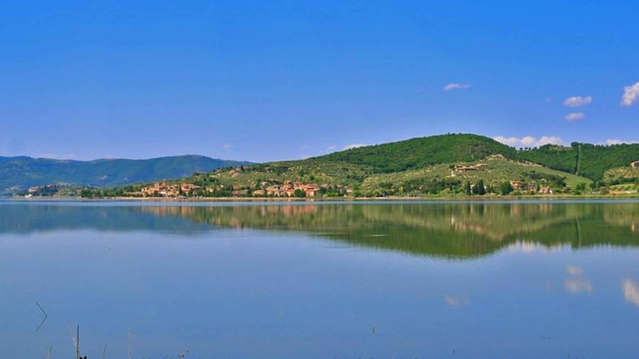 Sunset Boat Ride at Lake Trasimeno with Aperitif or Dinner