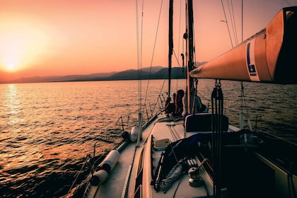 Korfu: Private Sonnenuntergangskreuzfahrt mit einem Lagunenkatamaran