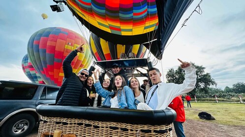 Från MexicoCity:Ballongflygning över pyramiderna i Teotihuacan