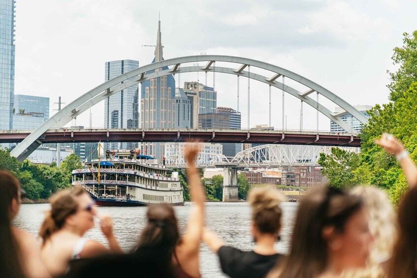 Nashville: Pontoon Party Cruise with a Captain