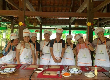 Hoi An : Classe de cuisine végétarienne et visite du marché et basket-boat