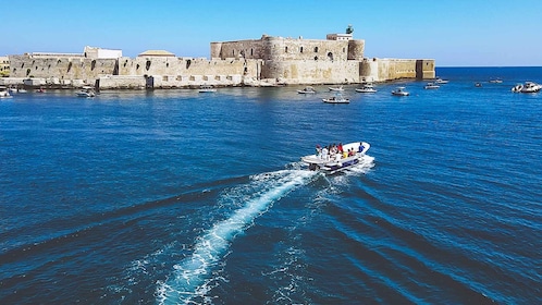 Siracusa: private boat tour-Pillirina, Ortigia and sea caves