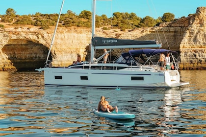 Portimao: Luxe Zeil-Jacht Cruise met Zonsondergang Optie