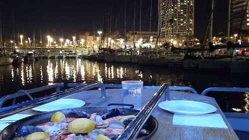 Barcelona: Barcelona: Yksityinen iltaristeily illallisella ja juomilla.