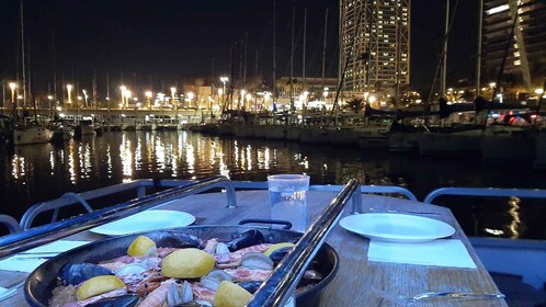 Barcelona: Crucero privado nocturno con cena y bebidas