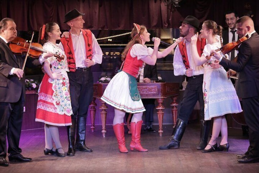 Budapest Danube River Dinner Cruise with Operetta and Folk Show