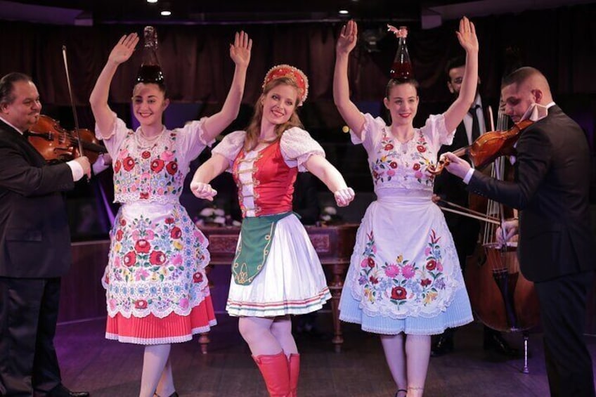 Budapest Danube River Dinner Cruise with Operetta and Folk Show