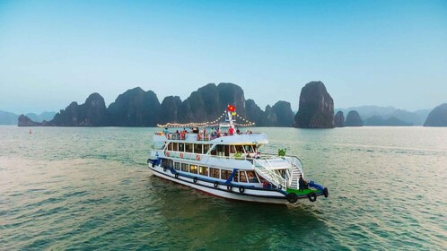 Ha Long Bay Luxury Day Cruise with Small group Buffet Lunch