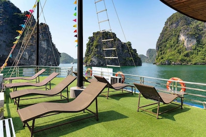 Ha Long: Afternoon Cruise with Lunch, Kayaking, and Swimming