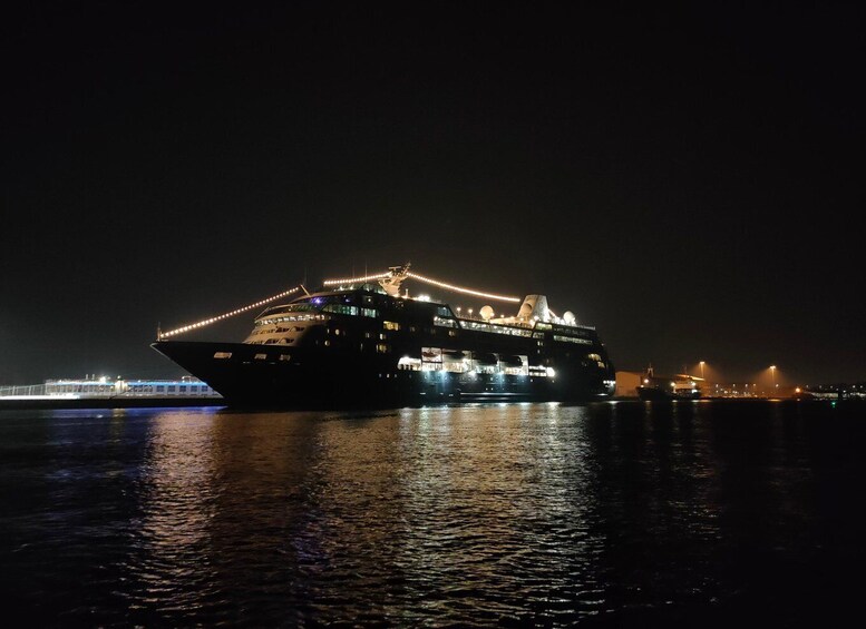 Chioggia: Canals boat tour and take picture of cruise ship